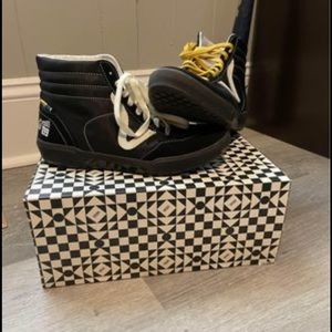 Only worn a hand full of times 
Vans Epoch Racer LX 
Mens 6 
Womens 7.5 
Boys 6